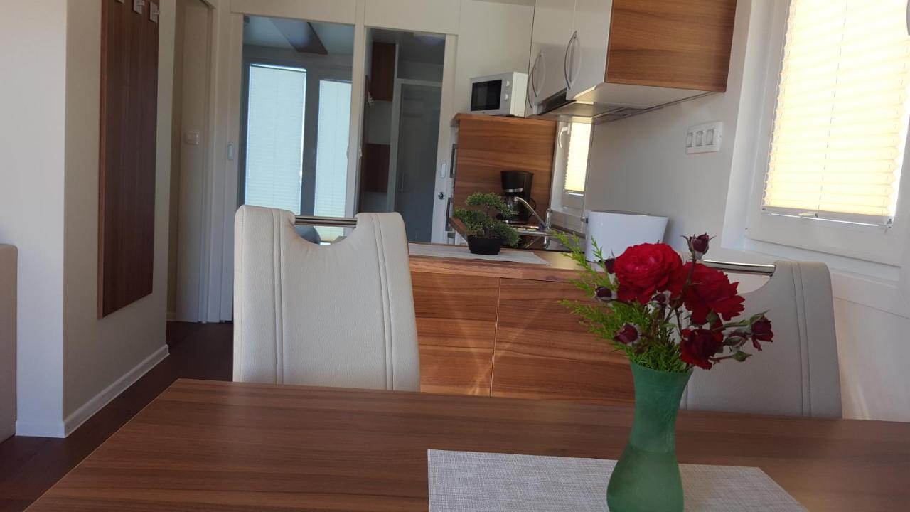 Hotel Hausboot Pula - Floating House Water Lily Zewnętrze zdjęcie