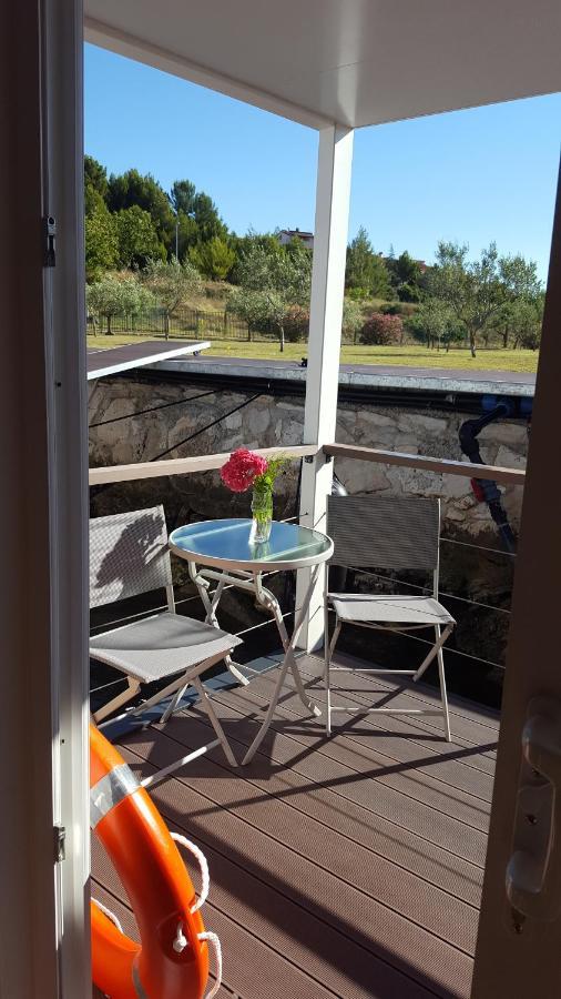 Hotel Hausboot Pula - Floating House Water Lily Zewnętrze zdjęcie